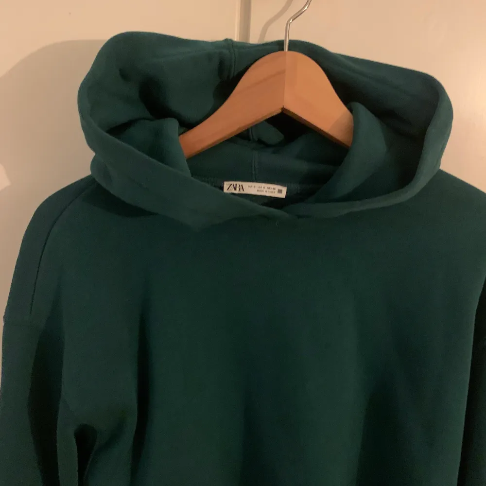 Jättefin grön hoodie från Zara, lite croppad. Storlek S, använd fårtal gånger🥰. Tröjor & Koftor.