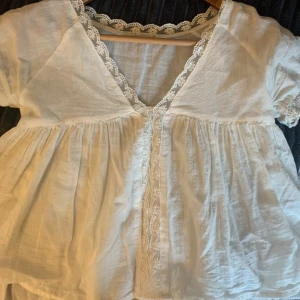 Blus med spets - Super gullig blus med spets från Zara. Passar XS- S  Skickas mot frakt☺️