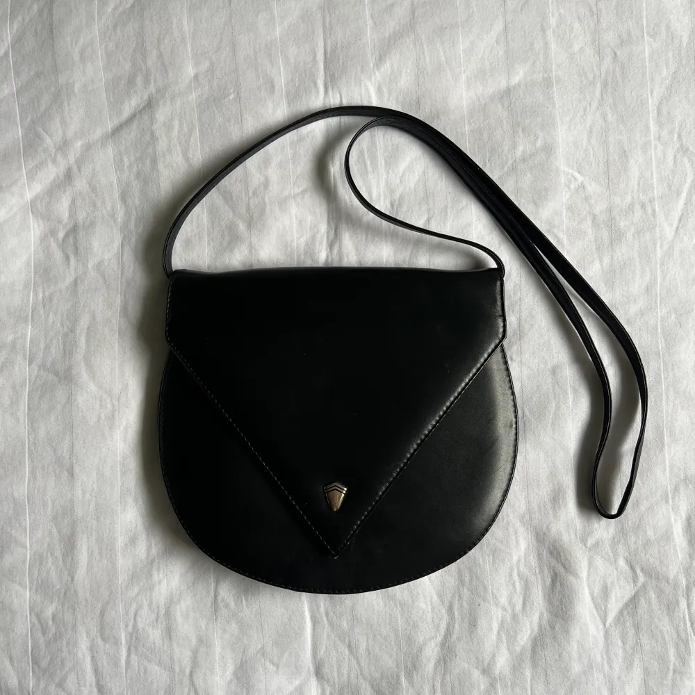 En svart rundformad väska ⚫️. Väskor.