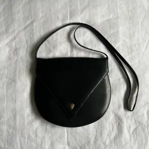 En svart rundformad väska ⚫️