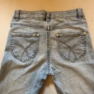 så fina lågmidjade raka jeans ifrån Lindex❤️ köpta second hand o säljer då de inte passar! 