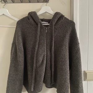 Stickad zip hoodie zara - Säljer denna superfina stickade zip hoodie från Zara. Perfekt nu till hösten 🤎🤎