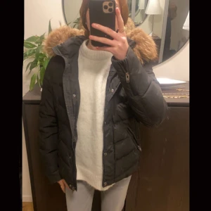 Rock and blue jacka  - Säljer min rock and blue jacka för den ej kommer till användning mer. Den är storlek 38 men passar mig som är S. Den är i fint skick och finns fler bilder vid intresse. Priset kan diskuteras vid snabb affär. 💕för mer information skicka privat. 