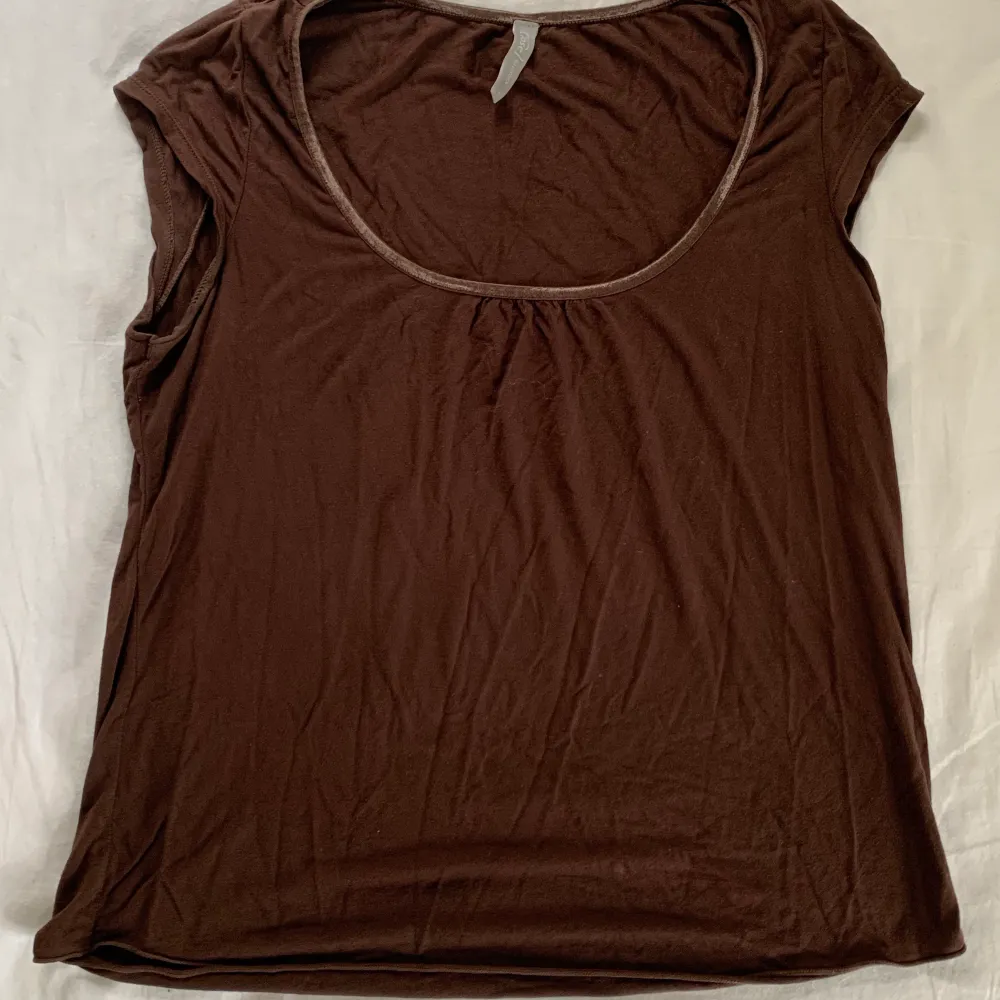 Supergullig brun t-shirt/topp. Jag har köpt den på loppis men den är inge fel på! Väldigt skönt material!. T-shirts.