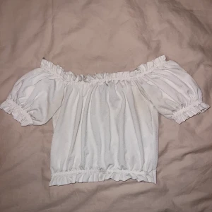 Off shoulder topp ifrån Ginatricot - Söt off shoulder topp ifrån Gina.