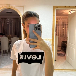 Levis tshirt - Levis tshirt Aldrig använd Loggan är i sammet tyg 