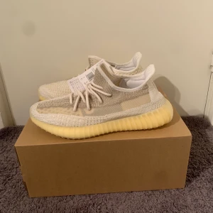 Yeezy 350 v2 natural - Dswt dvs helt nya med tagsen kvar  Pris går att diskutera 