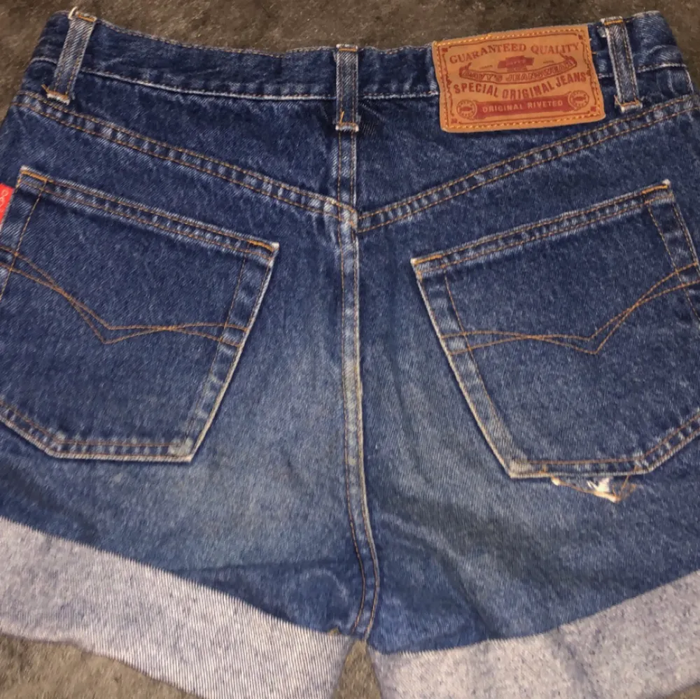 Snygga jeansshorts i storlek 28 från Jack Davy’s Jeans. Liten skada på ena bakfickan men inget som påverkar fickans funktion💞. Shorts.