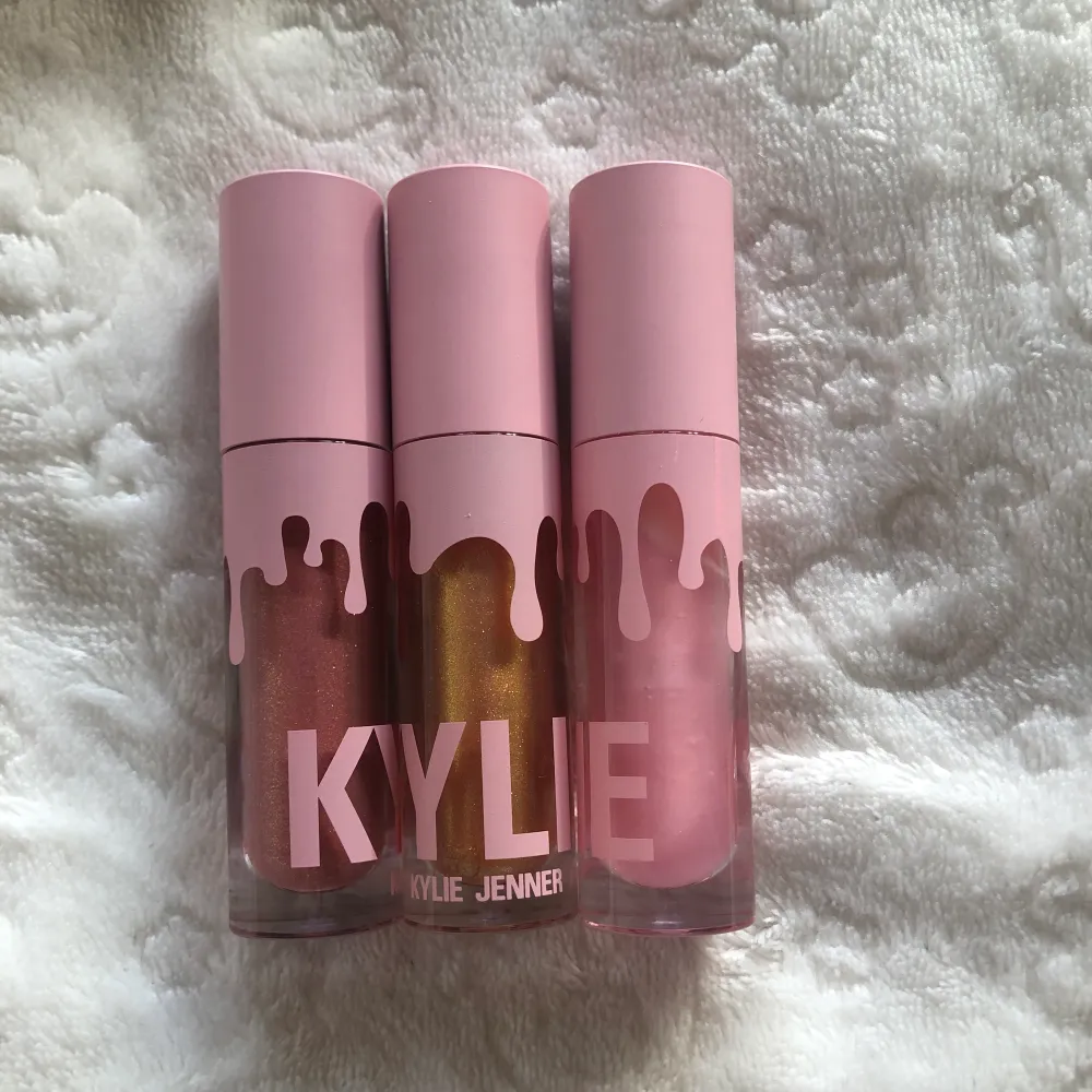 Tre helt oandvända Kylie lipgloss. Säljer pga att jag inte ändvänder läppglans. Ord pris 190kr men jag säljer 1 för 80kr 2 för 130kr 3 för 170kr. Gratis frakt om man köper mer än en .. Övrigt.