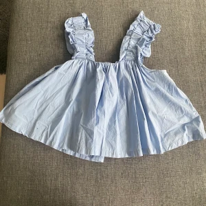 Zara - Super fin topp. Jätte söt och passar till de mesta!  Använd en gång! Köparen betalar frakten!