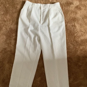 Vit-randiga byxor - Fina vintage kostymbyxor Använda fåtal gånger -  fint skick Oklar storlek men skulle säga för baggy fit strl M och för normal fit strl L