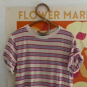 Randig T-shirt  - Välanvänd - fint skick Storlek 40 men fungerar mycket väl för XS/S