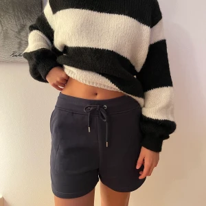Gant mjukis shorts  - Gant mjukis shorts i strl S. Knappt använda är i nyskick. Inga skador på dem. Skönt material.🤍skriv för frågor! 