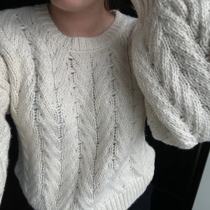 Stickad tröja - Stickad tröja från na-kd i en naturvit färg. Den är aldrig använd. Tjock och mjuk, perfekt till vintern. I storlek M men passar nog någon med S fint också.