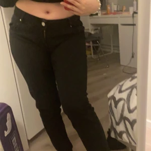 Lågmidjade svarta jeans - Säljer ett par lågmidjade jeans svarta storlek M