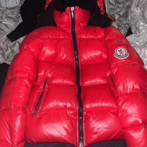 Moncler vinterjacka - Moncler himalaya   Storlek: Small / 4 Skick: 7/10  Kan mötas upp i Uppsala eller skickas men då står köparen för frakten. (ENDAST SWISH)     