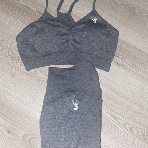 Träningsett - Säljer detta fina gråa sett för 500kr sitter jätte bra vid rumpan ! Storlek S på båda 