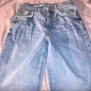 Säljer mina utsvängda jeans. - Säljer dem här jeansen köpta för en månad sedan, men dem används inte ocu ligger bara i lådan dem är nya och aldrig använda köpta från Jack Jones.