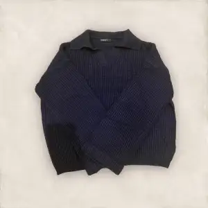(Mörk) marinblå tröja med snygg krage. Kan mötas upp eller skickas genom Postnord. Kontakta mig för fler bilder/mer info!