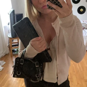 Tun stickad kofta med knappar  - Säljer nu min ljusrosa finstickade kofta med knappar från hm i storlek Small. Näst intill oanvänd så i väldigt fint skick!