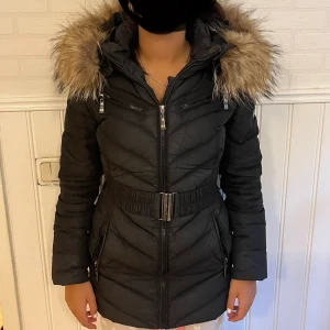 Vinterjacka Hollister  - Säljer denna vinterjacka från Hollister med äkta björn päls i storlek 34(xs-s) Ordinarie pris 5000kr.
