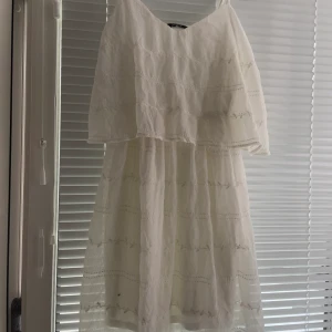 Klänning med små blommor i storlek 36 - Knappt använd klänning i fint material. Normal i storlek i kortare längd.   Jag har katt och kanin!