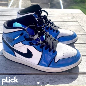 jordan 1 mid signal blue - lägger upp igen pga oseriös köpare, skit snygga storlek 41 köpte för 2800 säljer för 1400:- pris kan diskuteras använda sparsamt ser ut som nya