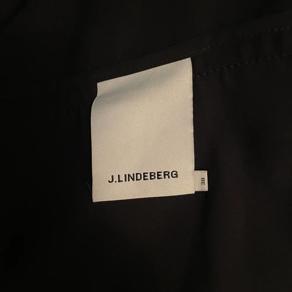 Tunn rock från J.Lindeberg har endast använt den 1 gång då det inte är min passform efter det har den bara hängt i garderoben. Den är i nyskick!. Jackor.