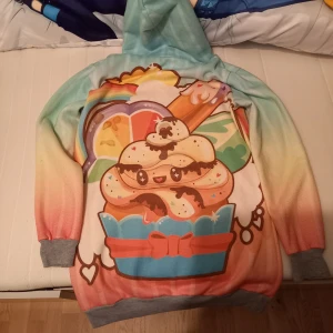 Söt tröja - Några gånger använd ps fläckar på baksidan men kan tvätta den innan om köpaaren vill. 