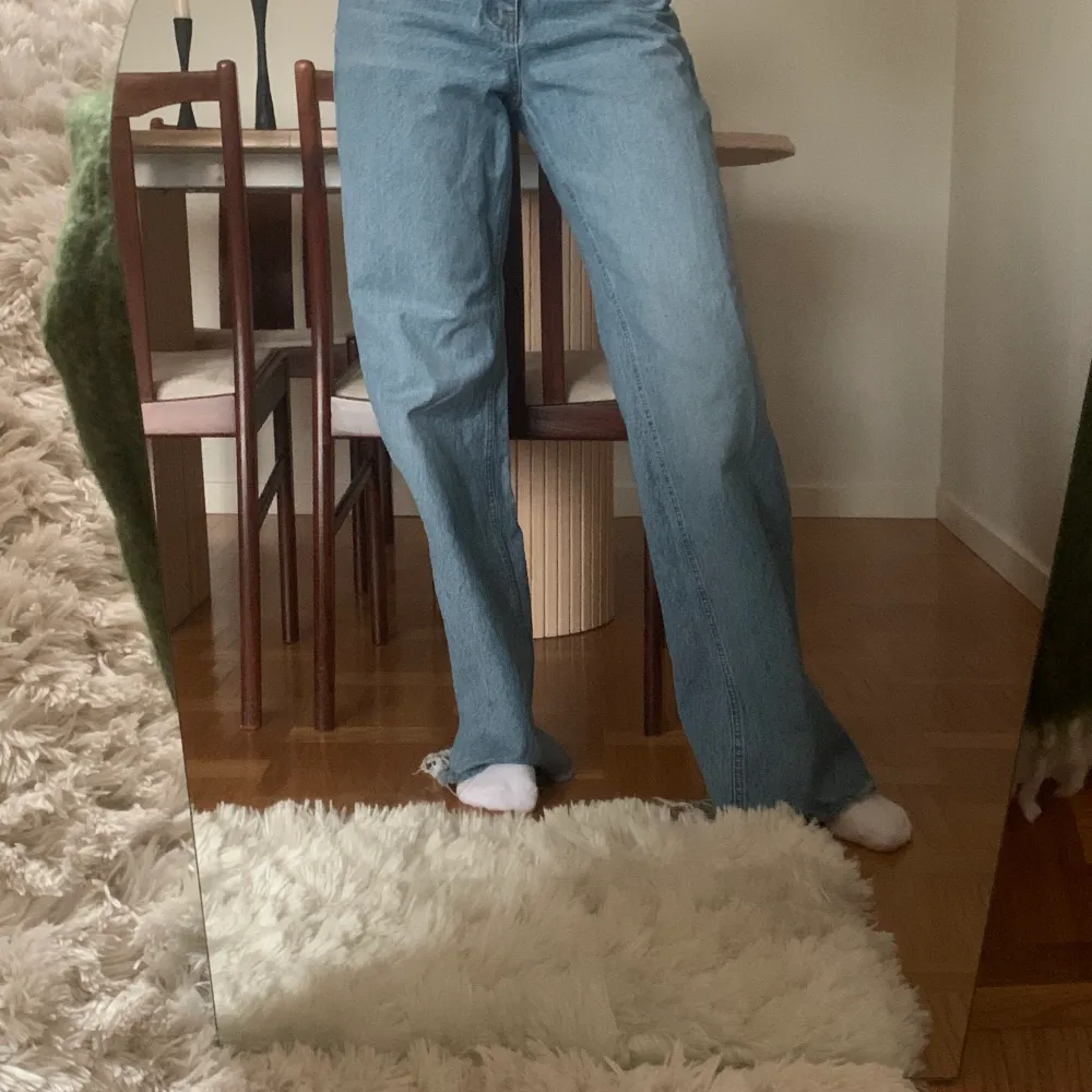 Snygga zara jeans med slitningar nertill, storlek 36. Knappt använda.  Fler bilder finns, köparen står för frakt 🥰. Jeans & Byxor.