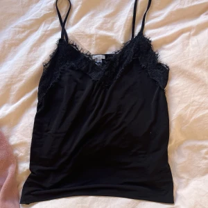 Linne med spets - Svart linne med spets detalj i storlek S  Möts upp i Stockholm eller skickar. Köparen står för frakt, inga returer 