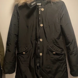 woolrich jacka dam storlek S  - Hej jag säljer min fina vinterjacka pågrund av att jag har köpt en ny. Jag köpte den för 6000kr. Den är 2 år gammal men ser ut som ny!  Den har inga skador och inga fläckar!  Det är bara att höra av sig!  Priset kan diskuteras vid snabb affär 