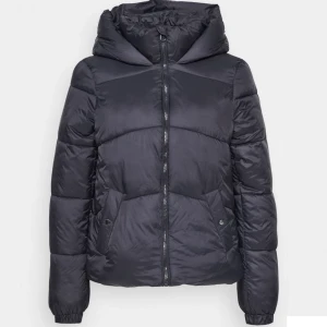 Puffer jacket med luva - Jättefin pufferjacket i fint skick med luva, köptes förra vintern, har fickor och 