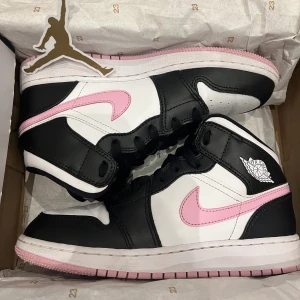 Jordan 1 artic pink  - Jag säljer nu mina jordan 1 i färgen artic pink. Köptes på Restock för 2500. Dom är mids och storlek 38. Dom är små i storleken. Väldigt bra skick, äkta och kvitto finns. Kan gå ner i pris. Skriv för fler bilder/info🤗
