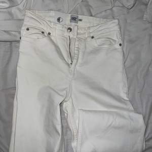 Vita utåtsvängda jeans storlek M Längden är över mina tår (jag 162cm)   ALDRIG använda, som nya   Säljer för 100kr
