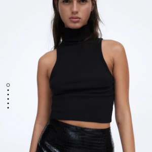 Zara topp - Svart topp från zara med polo💕använd nån gång bara!