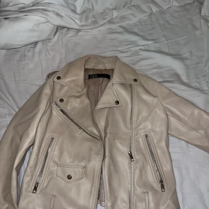 ZARA skinnjacka beige S - Beige skinnjacka från ZARA storlek S I gott skick Inge fel på den!   Säljer för 200kr