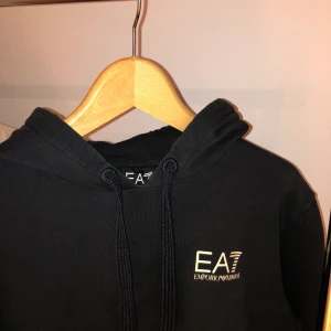 EA7 tröja - Säljer en Emporio Armani hoodie, strl M. cond 9/10