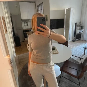 Stickad T-shirt zara - Säljer denna fina zara-toppen, sparsamt använd. Passar S,M och L med tanke på att den är stretchig 