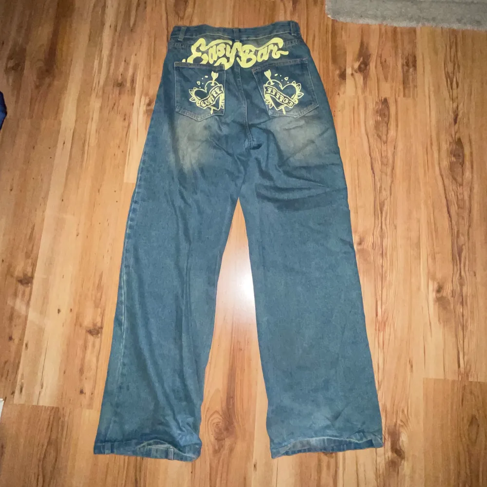 Ett par fina jeans som nu inte passar mig längre men kanske på dig?❤️ OBS * mina plagg som säljs är alltid nytvättad . Jeans & Byxor.