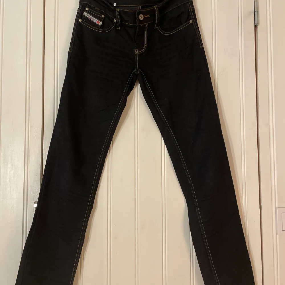 Ny skick, aldrig använda, straight leg svarta lågmidjade jeans med brodyr på bakfickorna! . Jeans & Byxor.