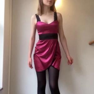 Satin klänning - Rosa satin klänning. Bra skick.💕