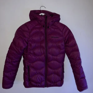 Peak jacka  - Peak helium Hood jacket, knappt använd nypris 2600kr