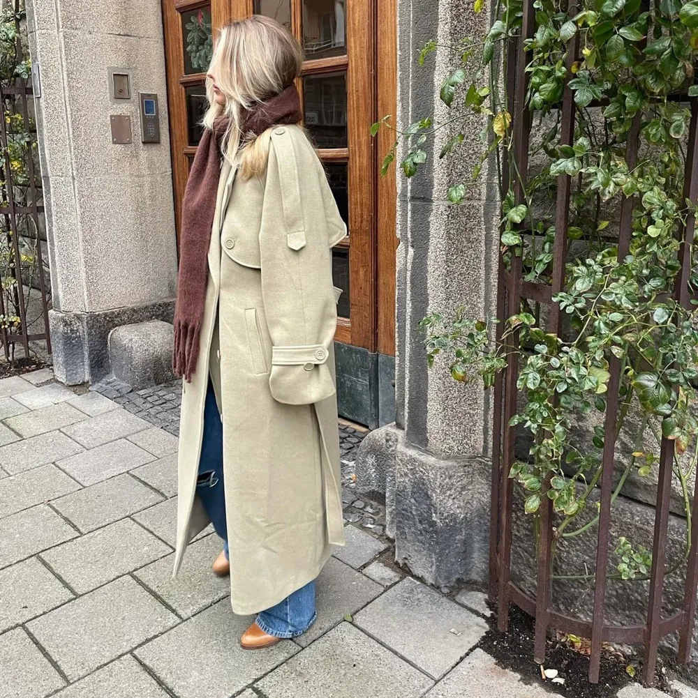 Trench coat kappa från nakds collab med Josefine hj. Prislapp kvar aldrig använd. Jag är 170cm 23% ull, resterande polyester. . Jackor.