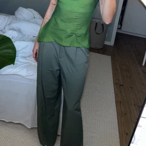 Gröna kostymbyxor  - Gröna kostymbyxor ifrån monki, stl 40. Men passar en 36/38 också beroende på hur man vill att dem ska sitta. Köparen står för frakten🐉♻️ TRYCK EJ PÅ KÖP DIREKT