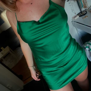 Satinklänning - Grön satinklänning med fin öppen rygg, storlek M, aldrig använd, jag är 172 cm lång💚