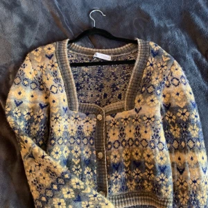 Stickad cardigan ZARA - En stickad cardigan ifrån zara, super lent material, varm och gosig. 