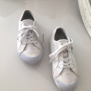 Le coq sportif skor - Barn skor vintage . Skorna av tjock tyg .har använd få gånger . Dem är ingen sliten . Storlek är 33