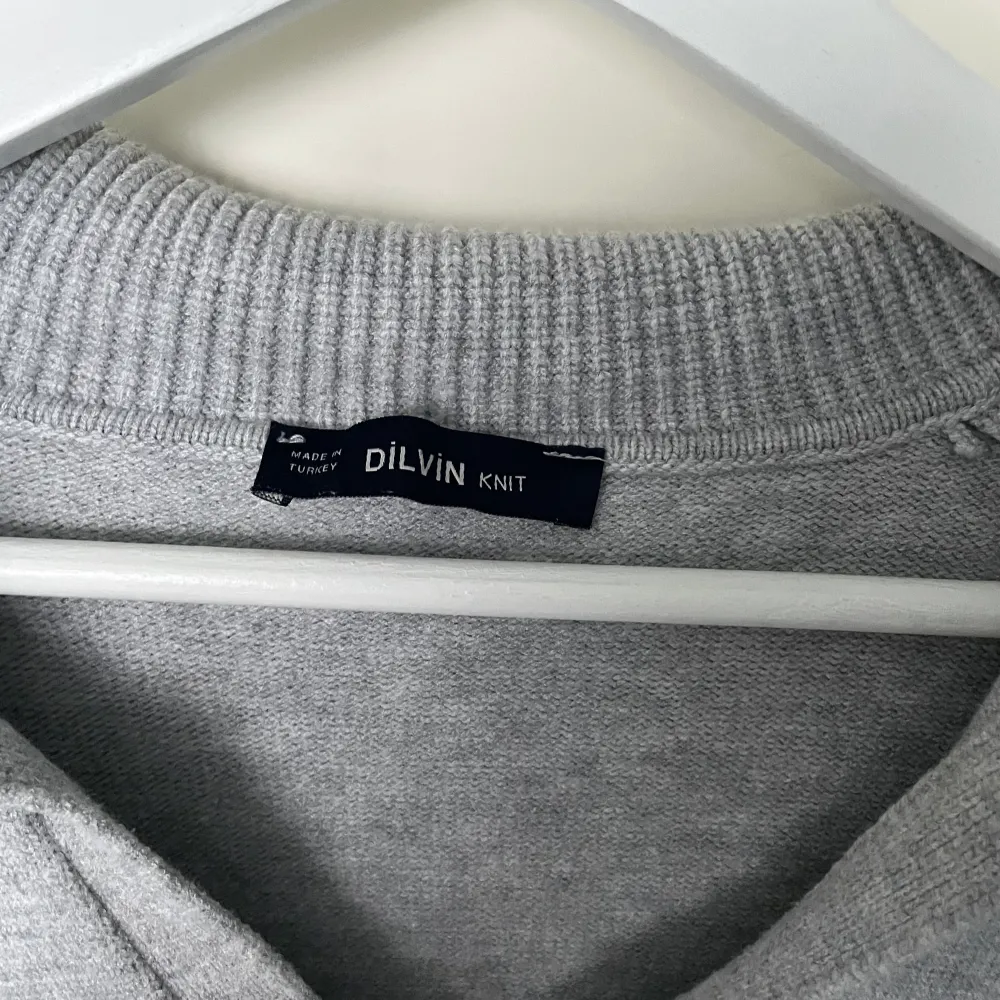 Grå tröja från Dilvin jag inte använder, inga defekter💗150kr+frakt. Tröjor & Koftor.