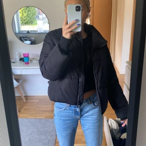 Oversized svart puffjacka  - Snygg oversized svart jacka som är  varm och passar perfekt till ALLT och till hösten!! 